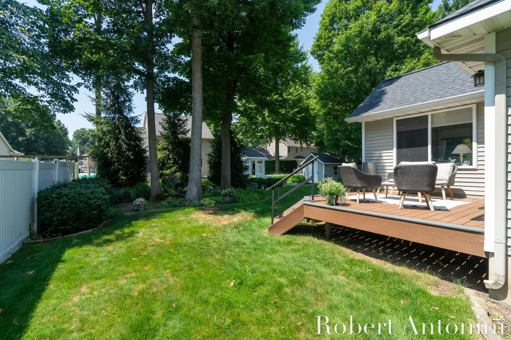 2516 Golfbury Drive SW Wyoming City MI 49519