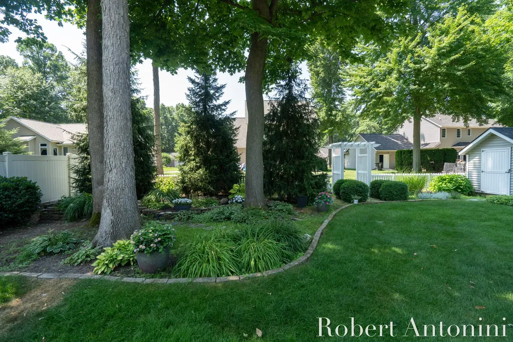 2516 Golfbury Drive SW Wyoming City MI 49519