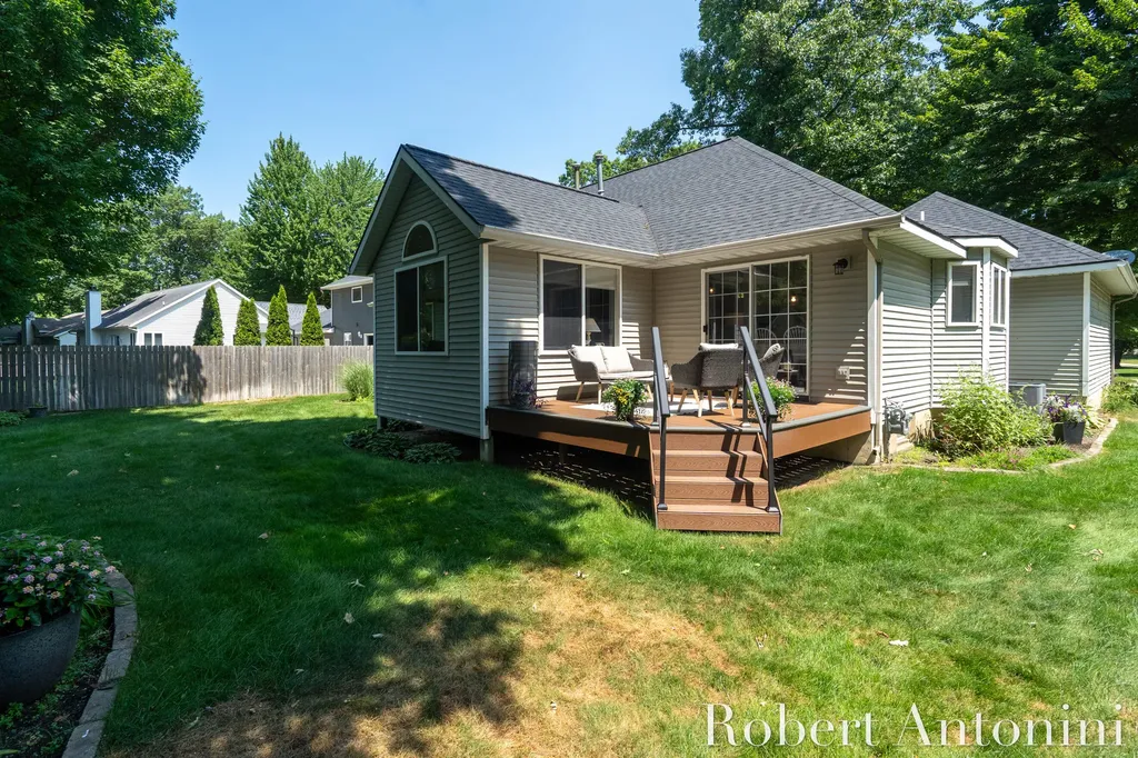 2516 Golfbury Drive SW Wyoming City MI 49519