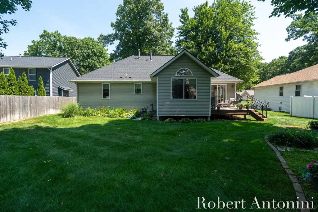 2516 Golfbury Drive SW Wyoming City MI 49519