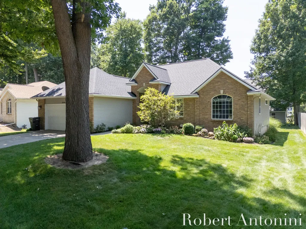 2516 Golfbury Drive SW Wyoming City MI 49519