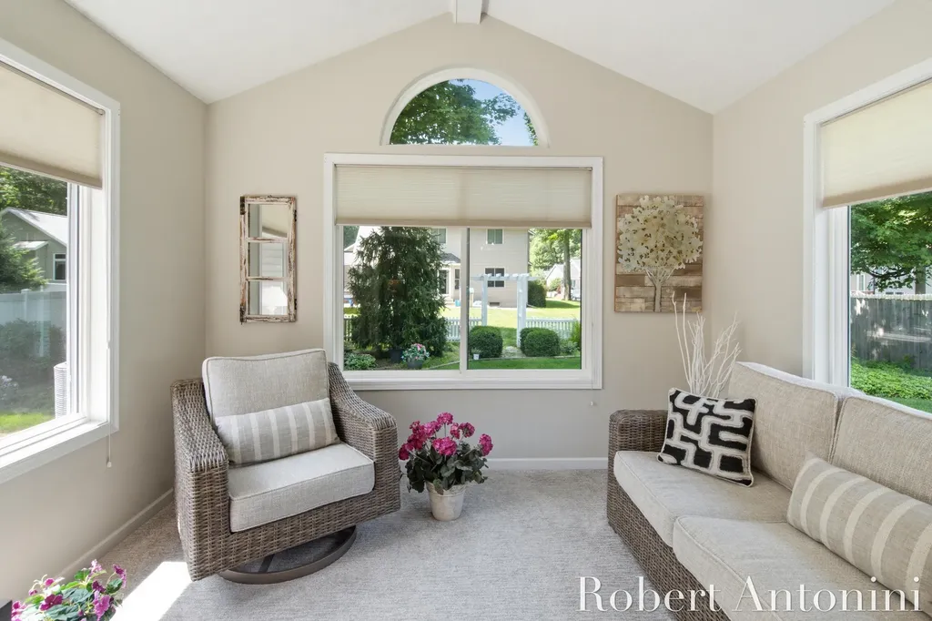 2516 Golfbury Drive SW Wyoming City MI 49519