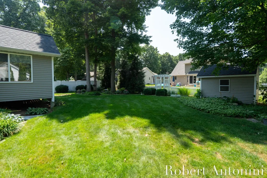 2516 Golfbury Drive SW Wyoming City MI 49519