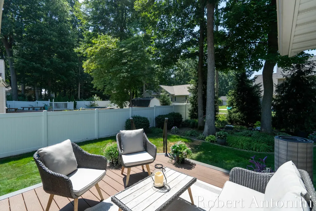2516 Golfbury Drive SW Wyoming City MI 49519