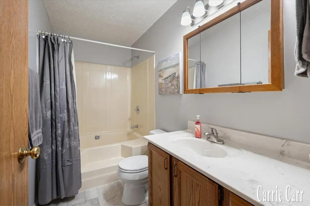 8670 Wolven Avenue NE Plainfield Charter Township MI 49341
