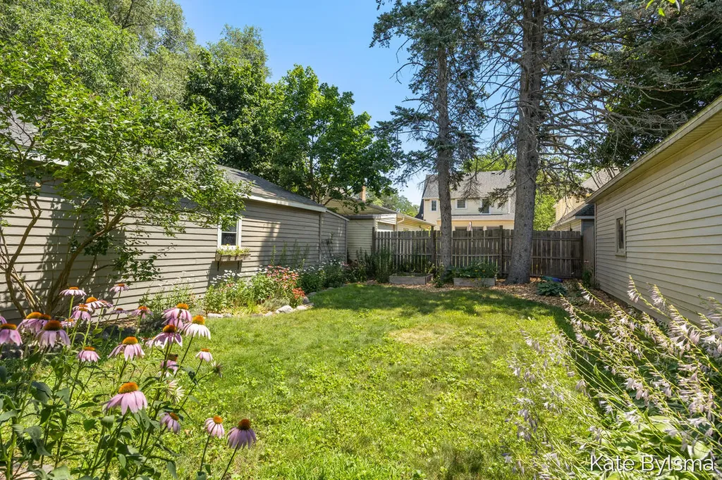 2134 Paris Avenue SE Grand Rapids City MI 49507