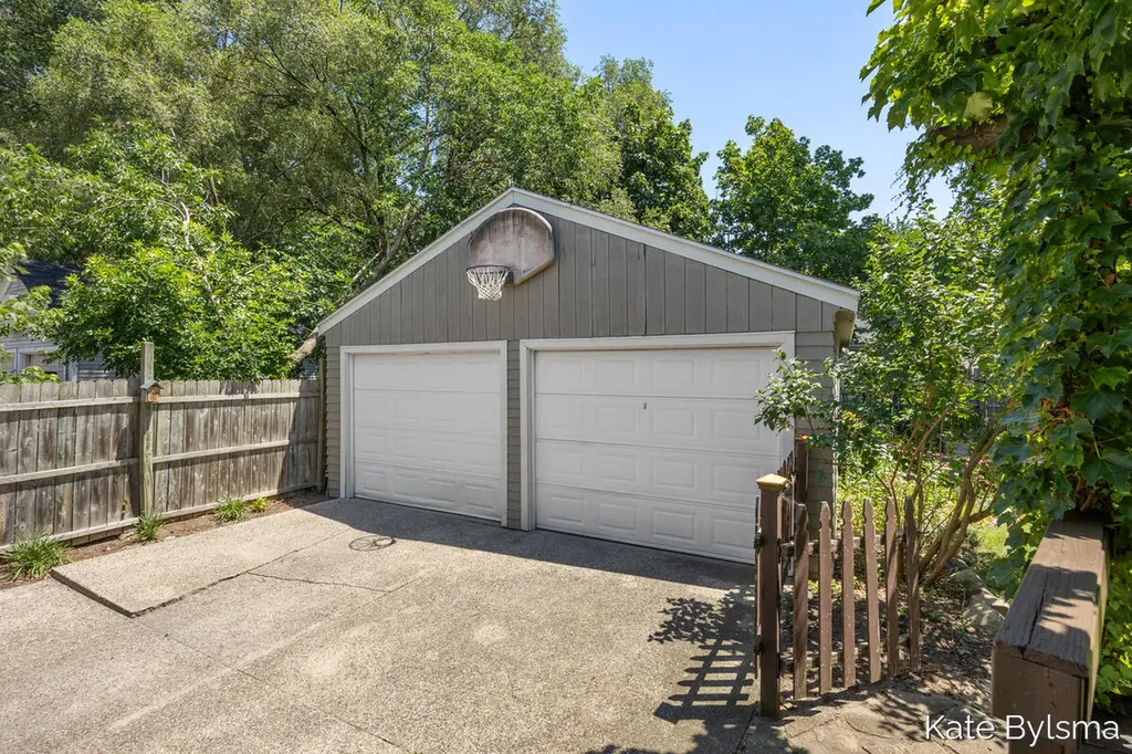 2134 Paris Avenue SE Grand Rapids City MI 49507