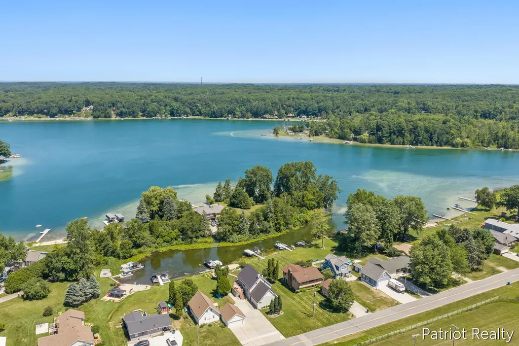 5683 E 92nd Street Croton Township MI 49337