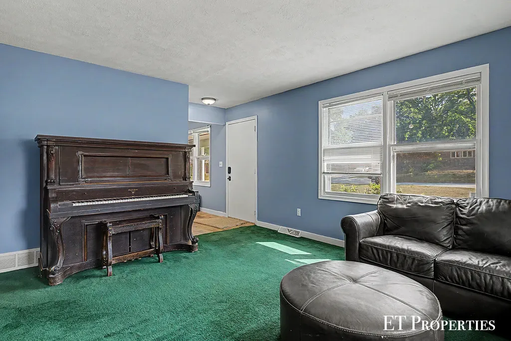 2440 Saratoga Drive NE Plainfield Charter Township MI 49525