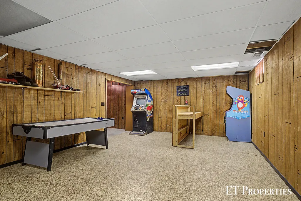 2440 Saratoga Drive NE Plainfield Charter Township MI 49525