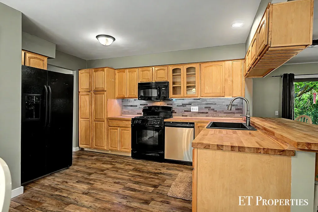2440 Saratoga Drive NE Plainfield Charter Township MI 49525