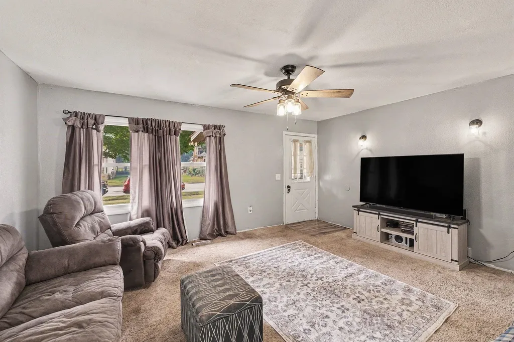 326 E Adams Street Ionia City MI 48846