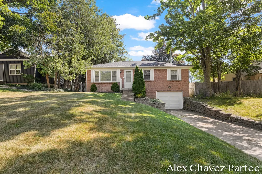 2207 Tremont Boulevard NW Grand Rapids City MI 49504