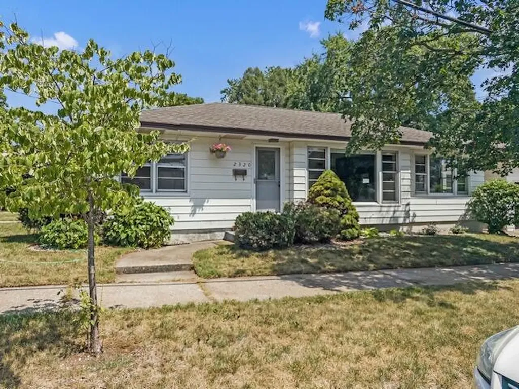 2320 Diamond Avenue NE Grand Rapids Charter Township MI 49505