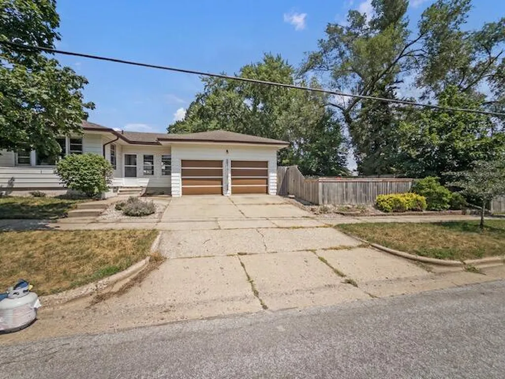 2320 Diamond Avenue NE Grand Rapids Charter Township MI 49505