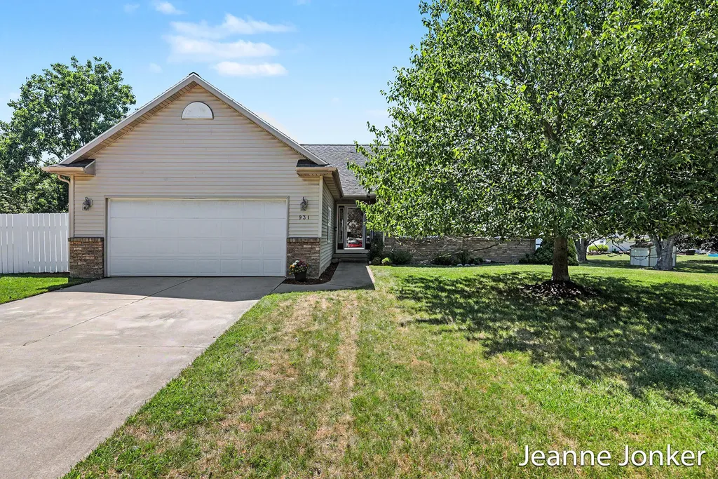931 Sunset Hills Avenue NW Walker City MI 49534