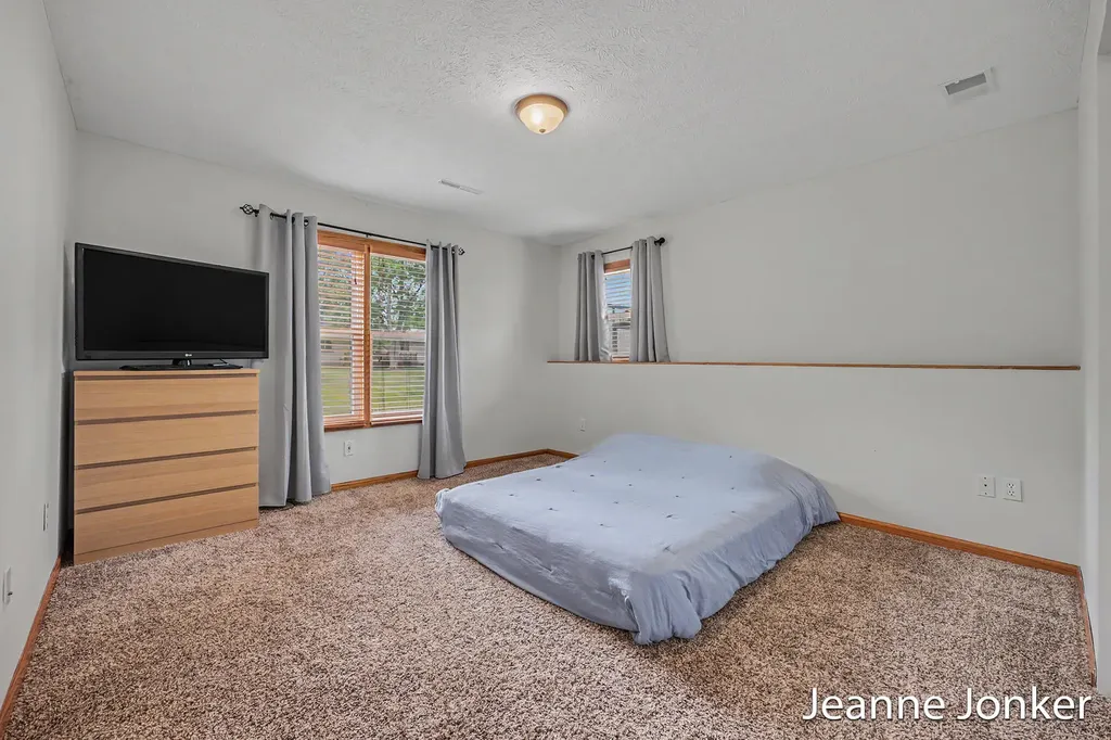 931 Sunset Hills Avenue NW Walker City MI 49534