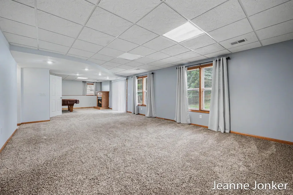 931 Sunset Hills Avenue NW Walker City MI 49534