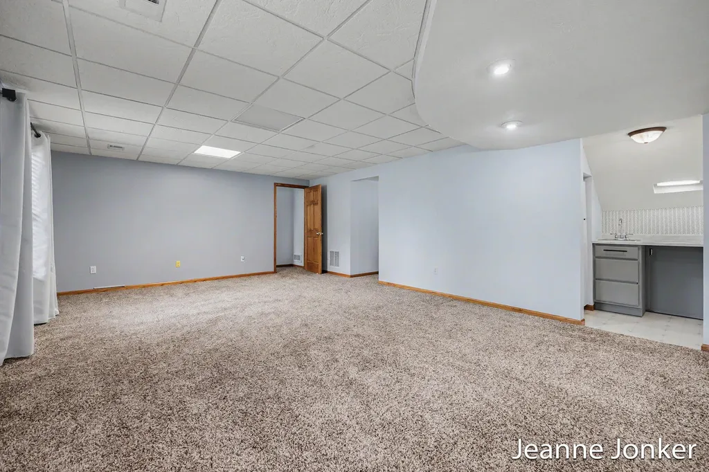 931 Sunset Hills Avenue NW Walker City MI 49534