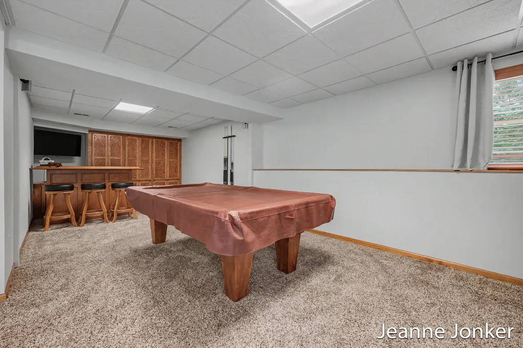 931 Sunset Hills Avenue NW Walker City MI 49534