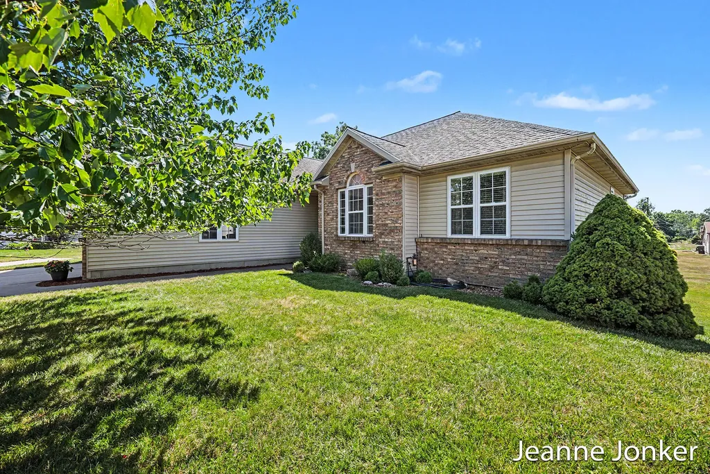 931 Sunset Hills Avenue NW Walker City MI 49534