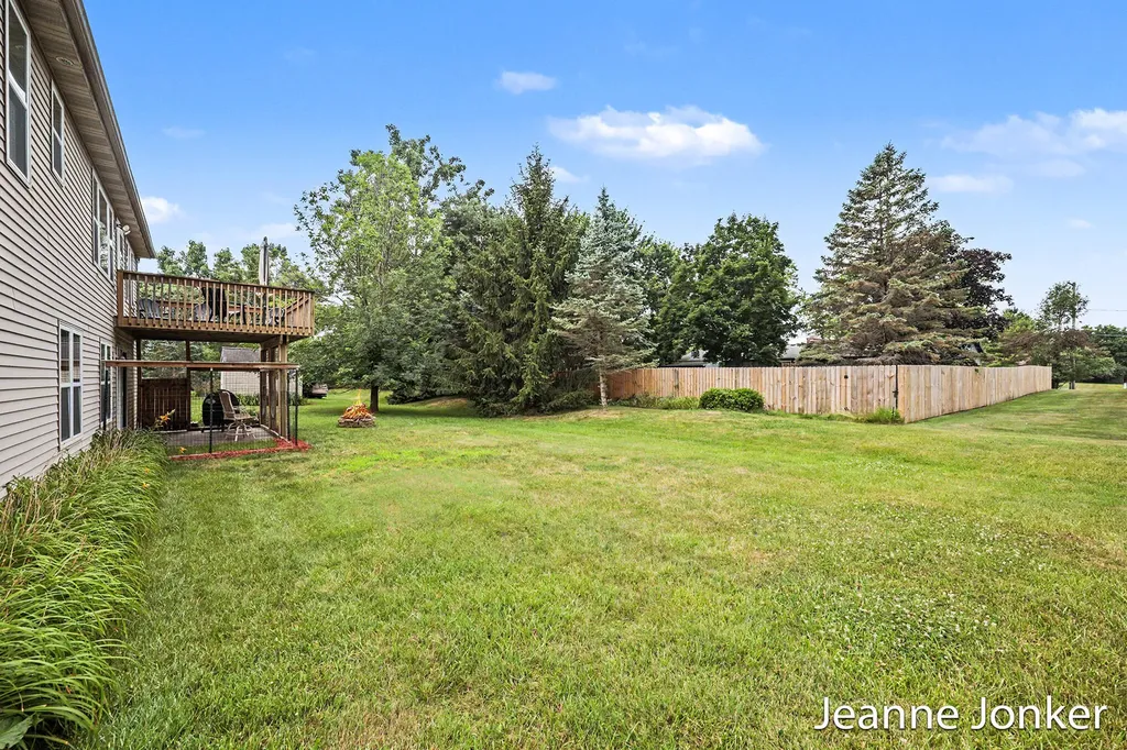 931 Sunset Hills Avenue NW Walker City MI 49534