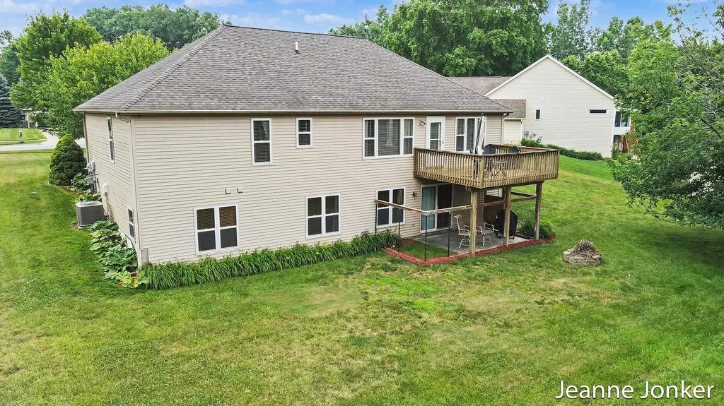 931 Sunset Hills Avenue NW Walker City MI 49534