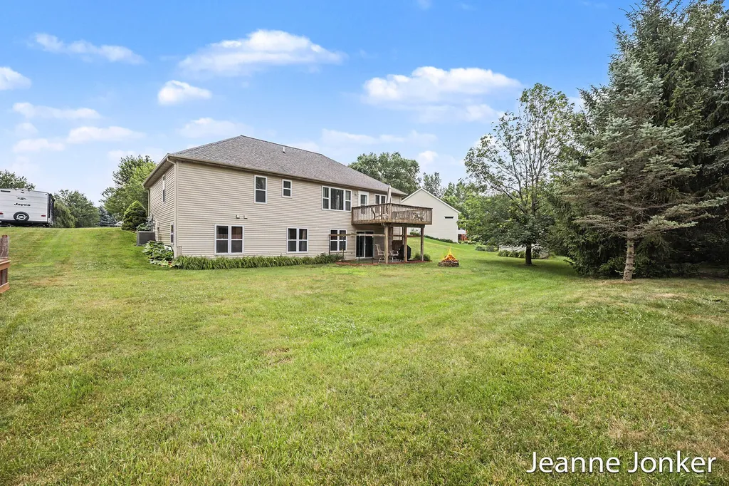 931 Sunset Hills Avenue NW Walker City MI 49534