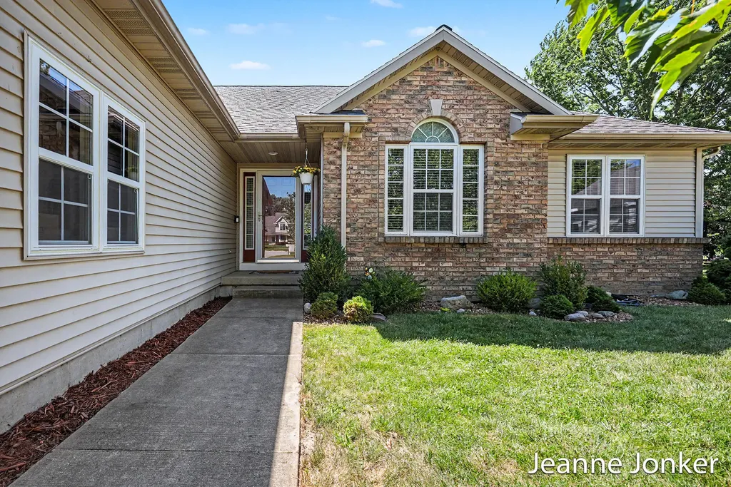931 Sunset Hills Avenue NW Walker City MI 49534
