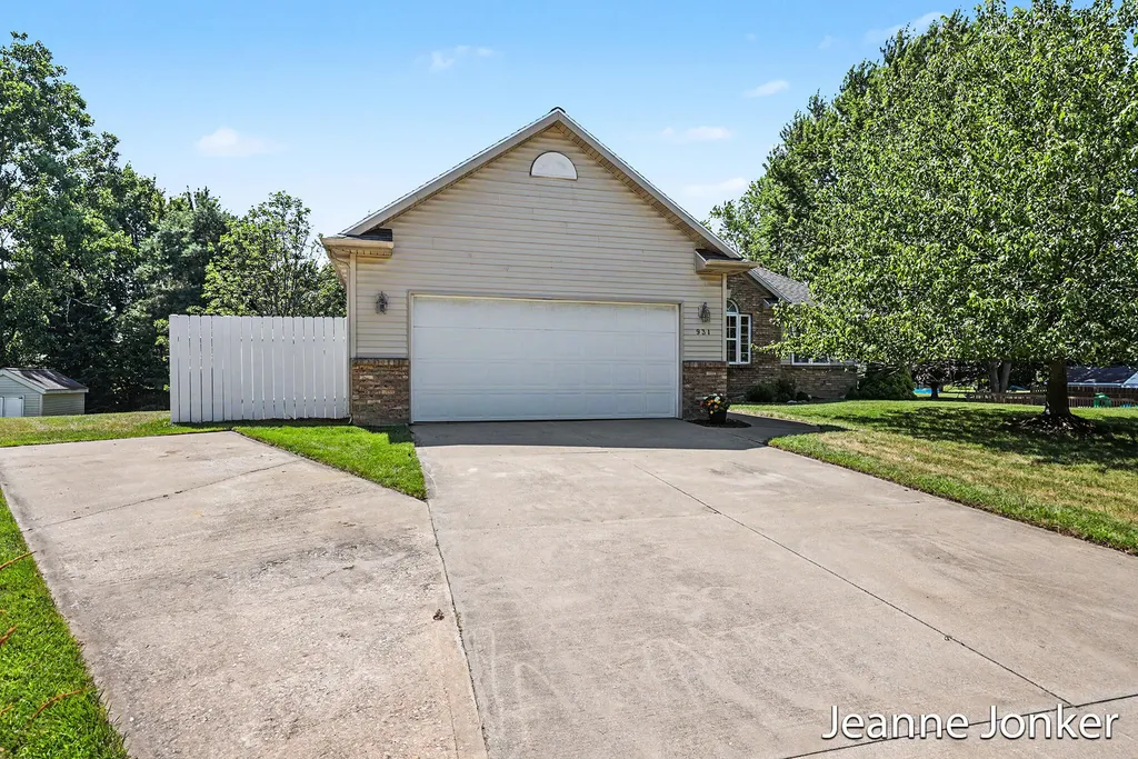 931 Sunset Hills Avenue NW Walker City MI 49534