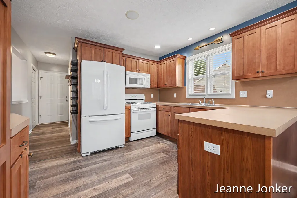 931 Sunset Hills Avenue NW Walker City MI 49534