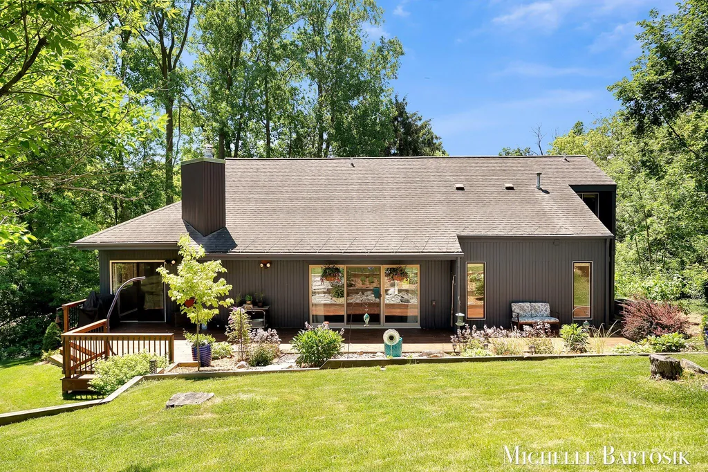 3301 Midland Drive SE Grand Rapids Charter Township MI 49546