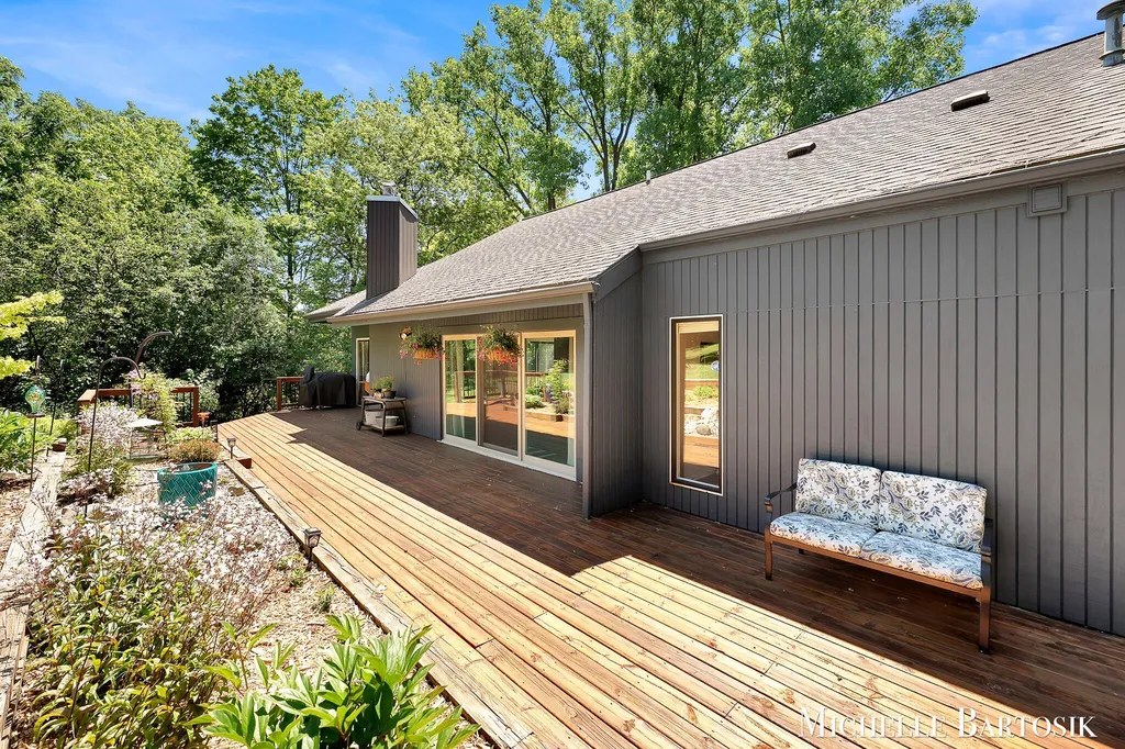 3301 Midland Drive SE Grand Rapids Charter Township MI 49546