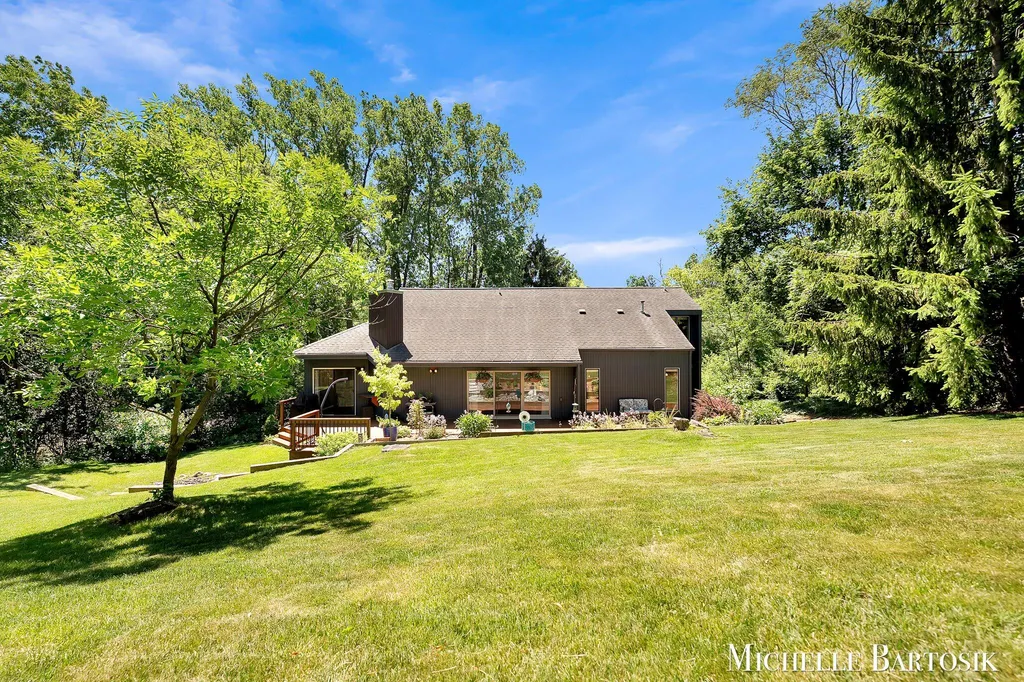 3301 Midland Drive SE Grand Rapids Charter Township MI 49546