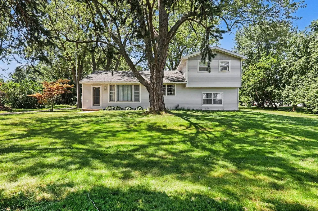 2463 Kinney Avenue NW Walker City MI 49534
