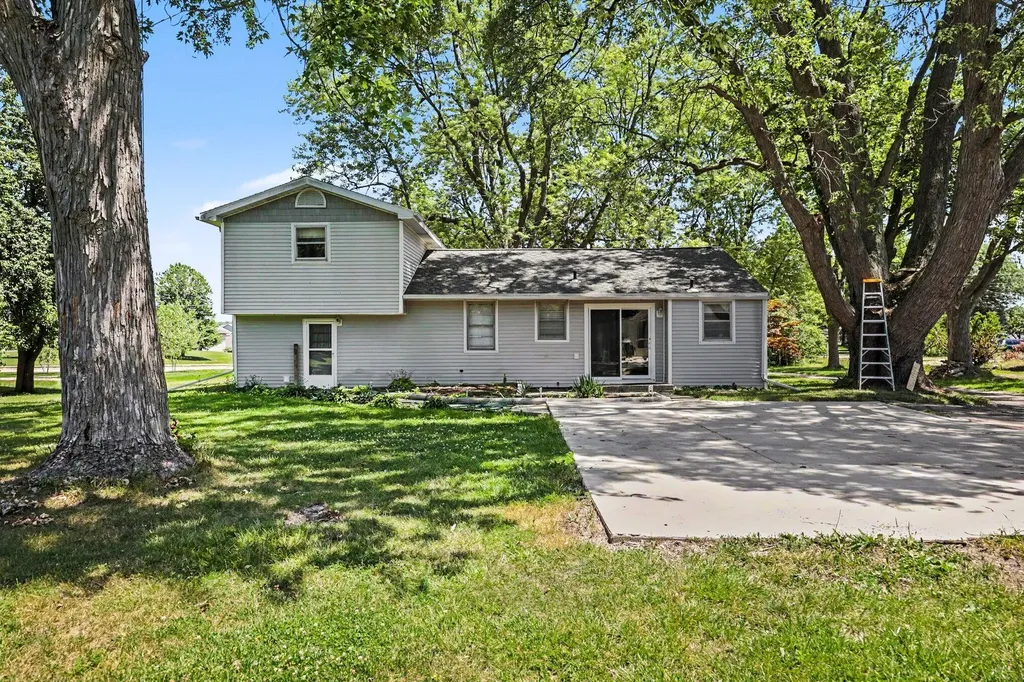 2463 Kinney Avenue NW Walker City MI 49534