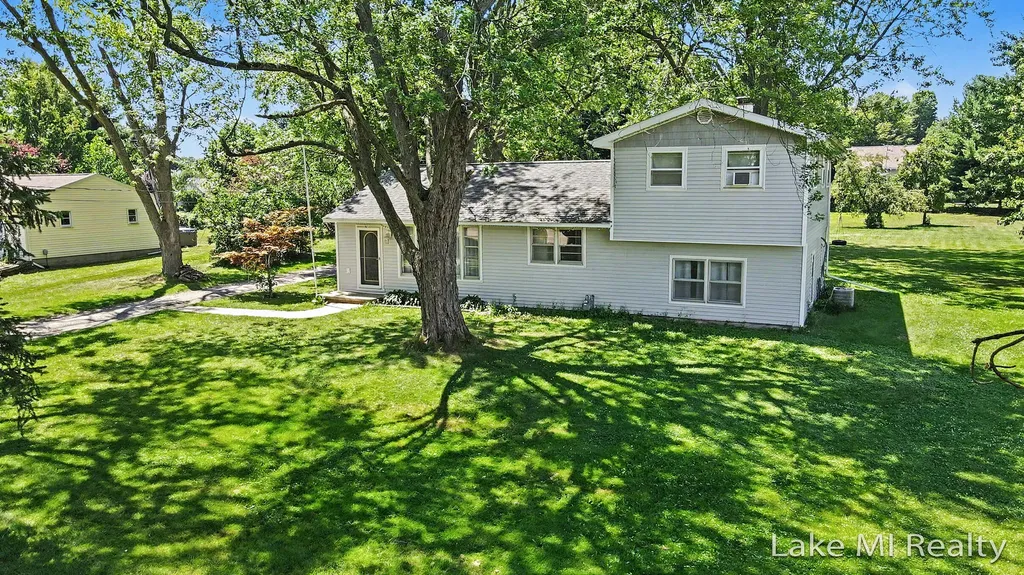2463 Kinney Avenue NW Walker City MI 49534