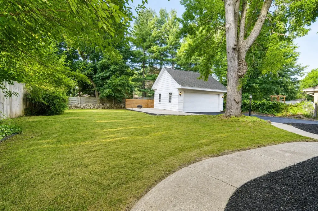 524 3 Mile Road NE Grand Rapids City MI 49505