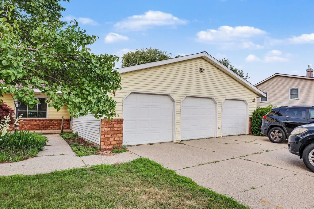 5080 Stauffer Avenue SE Kentwood City MI 49508