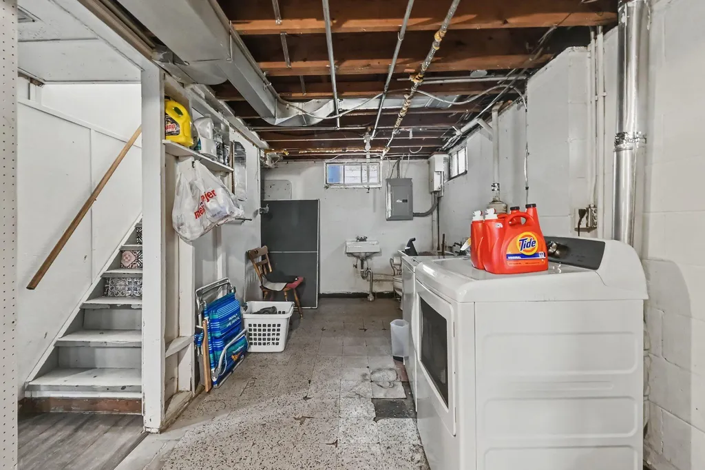 533 N Dexter Drive Lansing City MI 48910