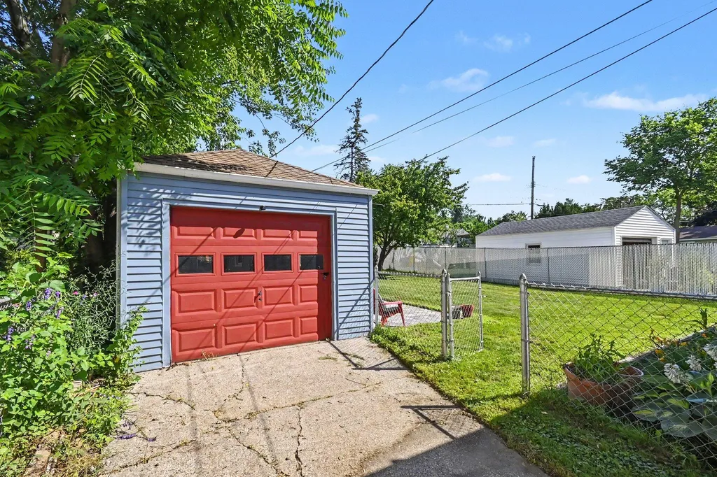 533 N Dexter Drive Lansing City MI 48910