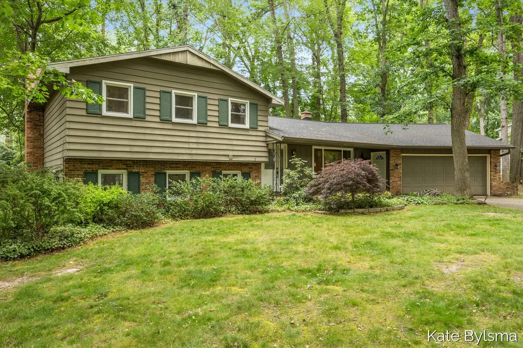 7569 Woodvale Street SE Cascade Charter Township MI 49546
