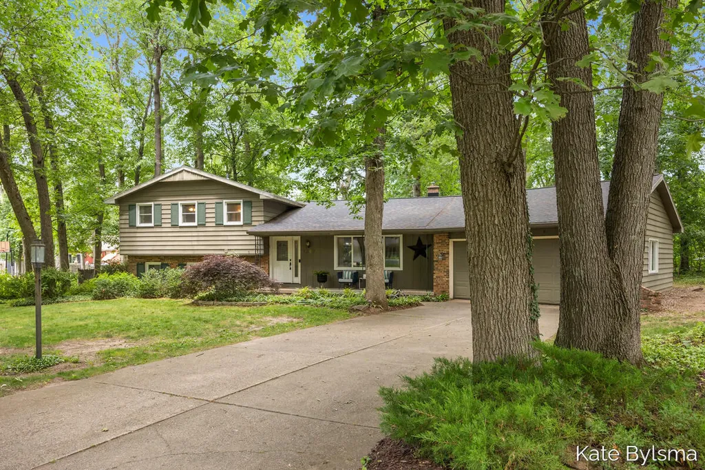 7569 Woodvale Street SE Cascade Charter Township MI 49546
