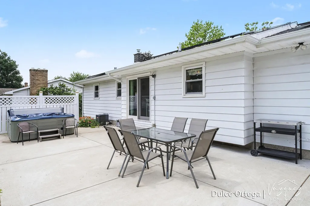 2700 Pohens Avenue NW Walker City MI 49544