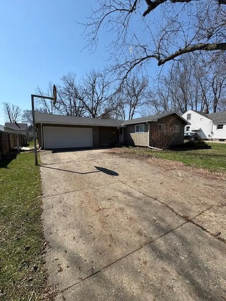 511 W Berry Avenue Lansing City MI 48910