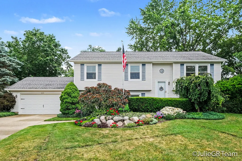 6635 E Via Vista Court NE Cannon Township MI 49341