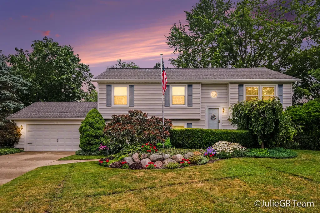 6635 E Via Vista Court NE Cannon Township MI 49341