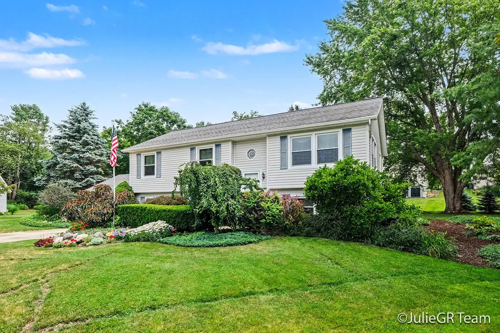 6635 E Via Vista Court NE Cannon Township MI 49341