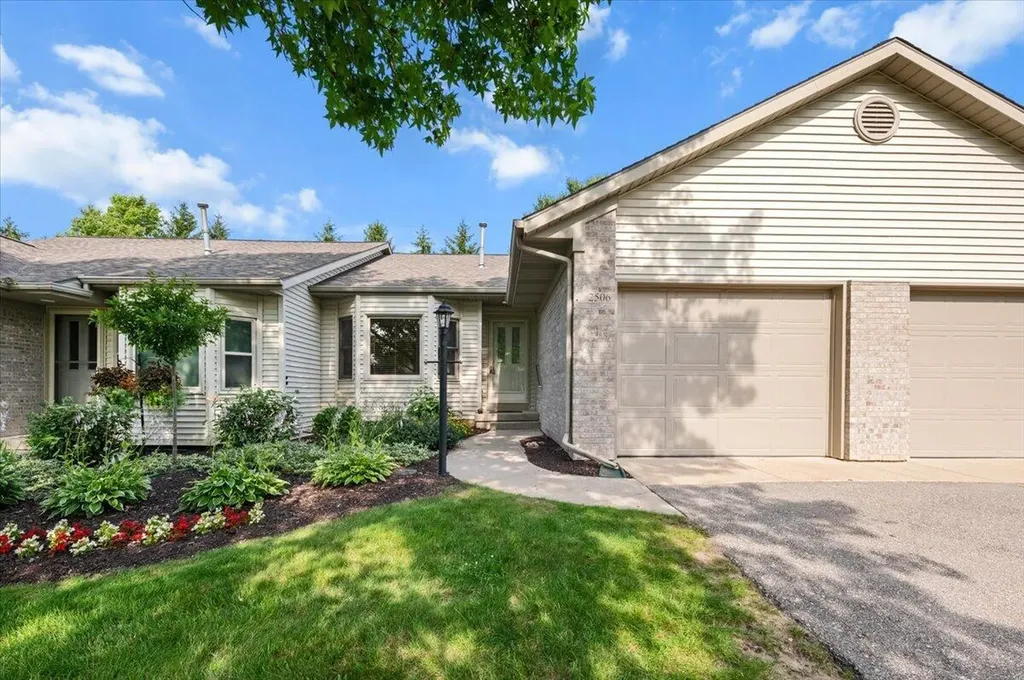 2506 Falcon Pointe Drive NW Walker City MI 49534