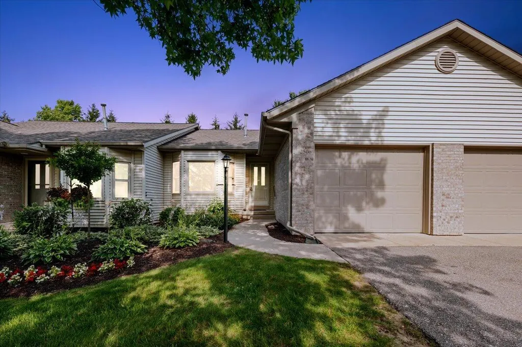 2506 Falcon Pointe Drive NW Walker City MI 49534